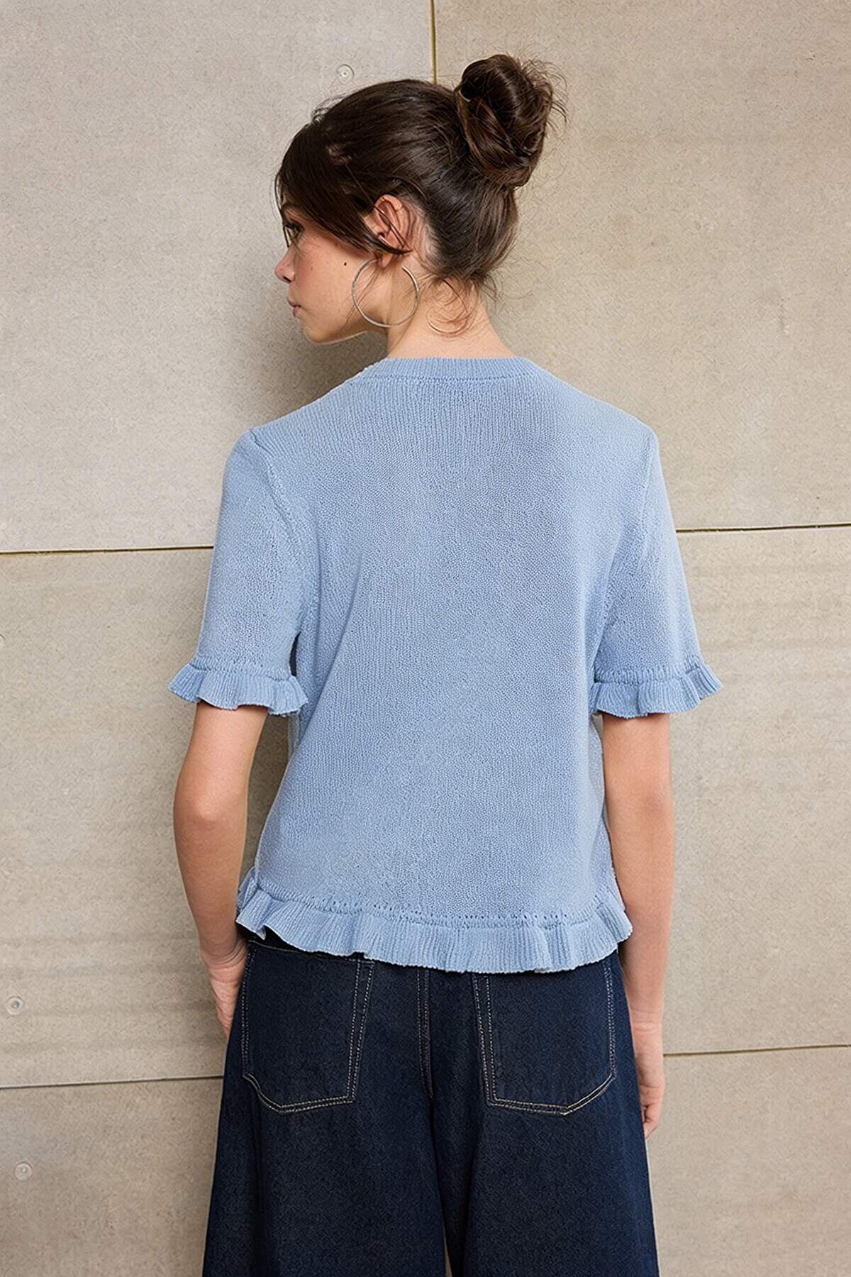 Trendyolmilla  Açık Mavi Teen Açık Mavi Çiçek Düğme Detaylı Bisiklet Yaka Triko Bluz TWOSS26BZ00119 - Görsel 4