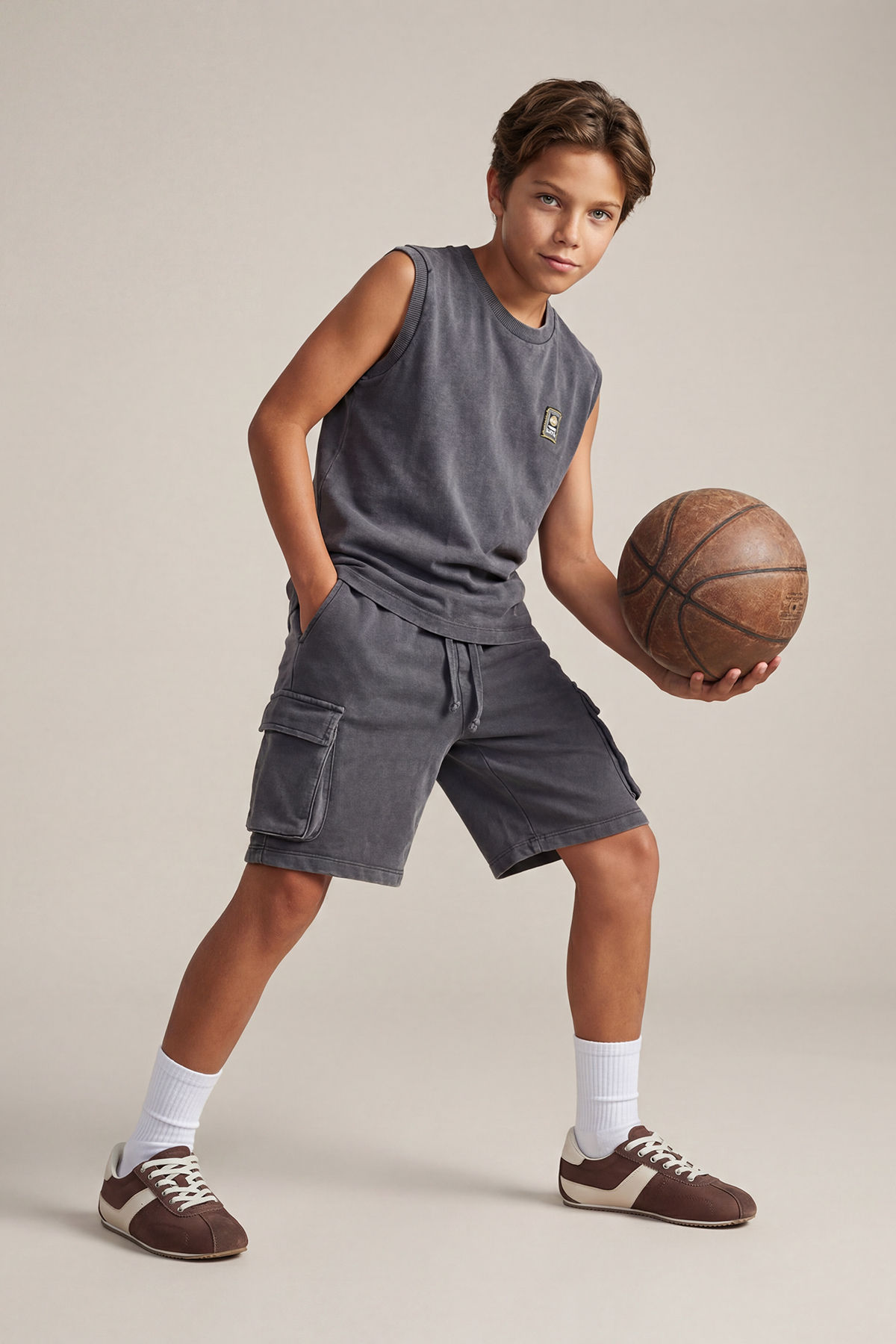 TRENDYOLKIDS Antracit fiú pamut vintage/kioltott hatású atléta rövidnadrág kö...