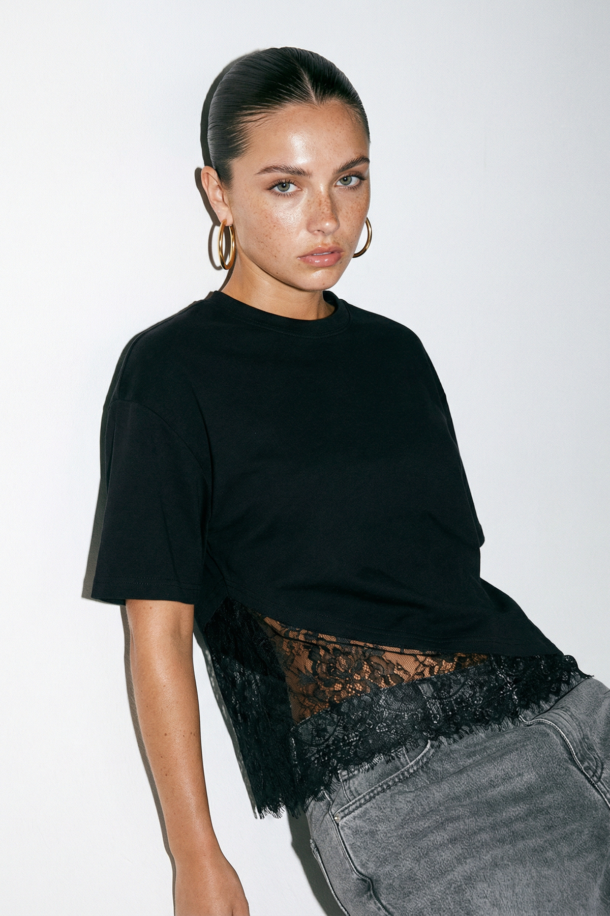 Trendyolmilla  Siyah Asimetrik Altı Dantel Crop T-shirt TDRSS26TS00016