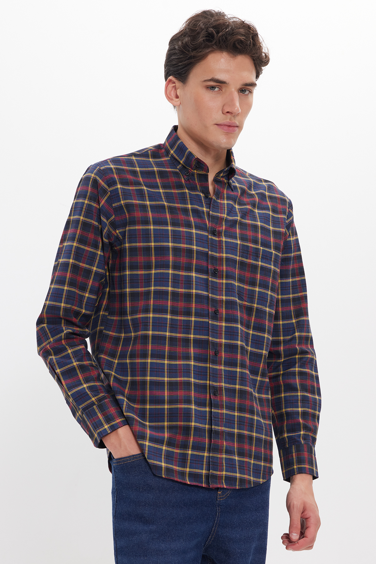 Erkek Regular Fit Klasik Kesim Düğmeli Yaka Küçük Kareli Pamuklu Gömlek — رنگارنگ KL230031-8617 — تصویر 3 از 7