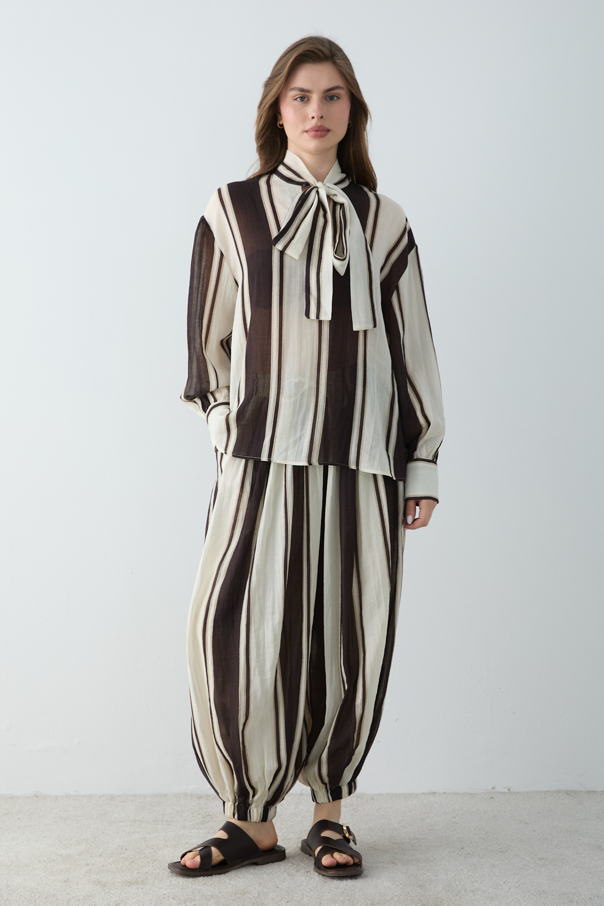 Trendyolmilla Ekru Kahve Çizgili Oversize Dokuma Alt - Üst Takım TWOSS26AU00231