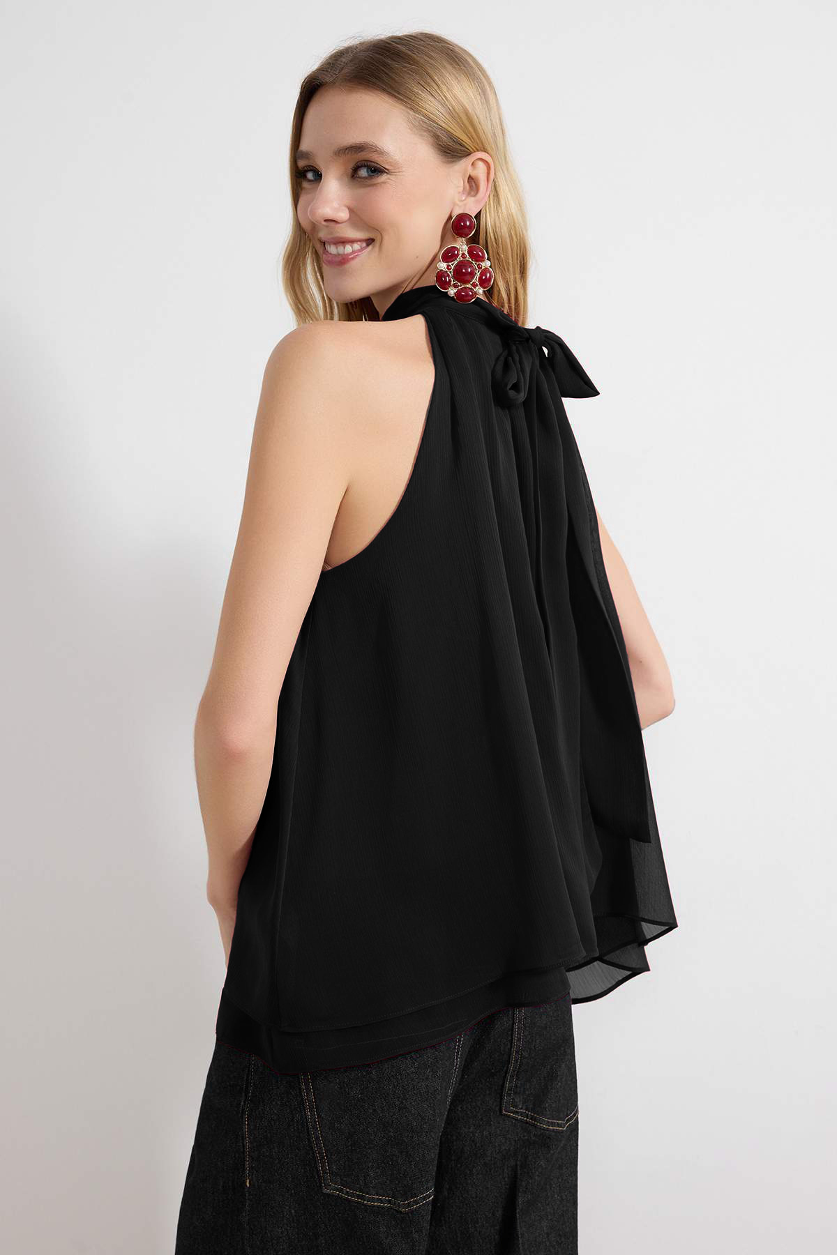 Trendyolmilla Siyah Yakası Bağlama Detaylı Uçuş Uçuş Astarlı Şifon Dokuma Bluz TWOSS26BZ00328
