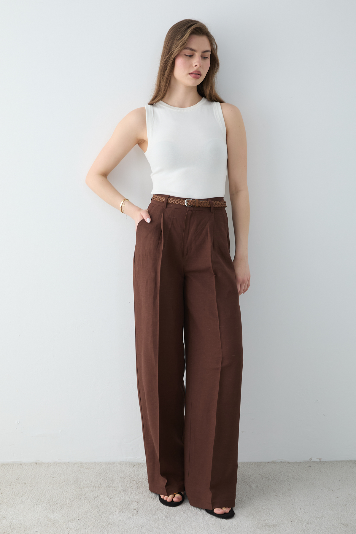 Trendyolmilla Kahverengi Keten Görünümlü Kemerli Pantolon TWOSS26PL00189