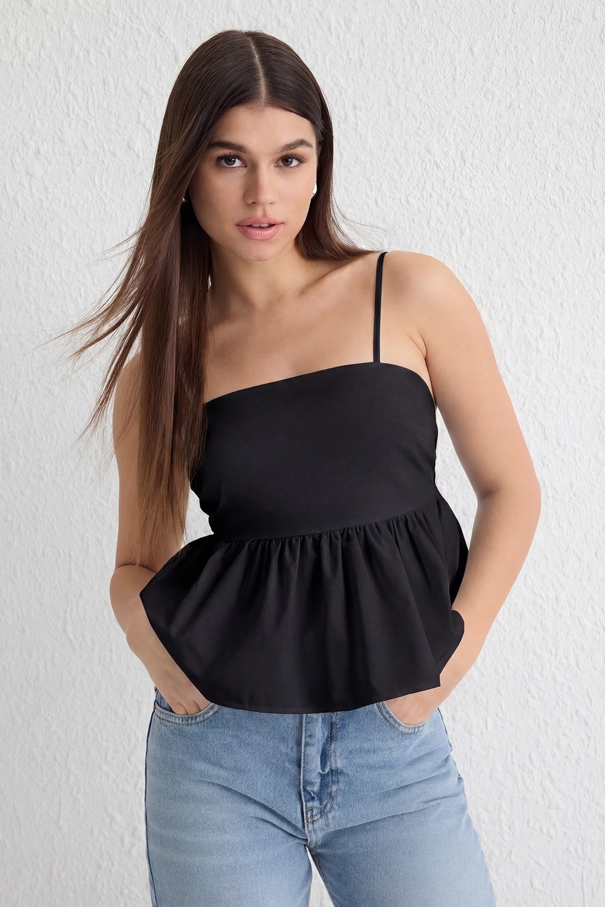 Trendyolmilla Siyah Sırtta Kurdele Bağlama Detaylı Askılı Crop Dokuma Bluz TWOSS25BZ00120