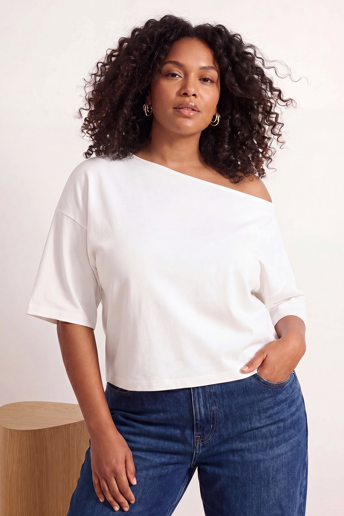 Trendyol Curve Ecru Relaxed Crop-Bluse mit U-Boot-Ausschnitt und Fledermausär...