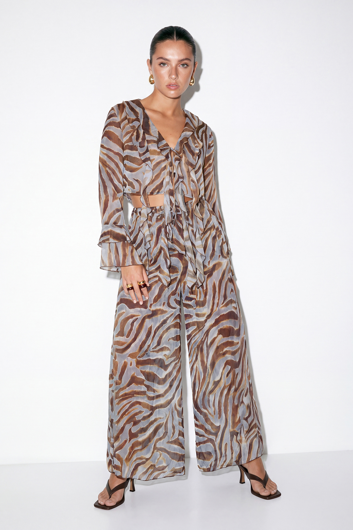 Drop by Trendyolmilla Kahverengi Fırfırlı Bluzlı Geniş Paça Pantolonlu Şifon Takım TDRSS26AU00014