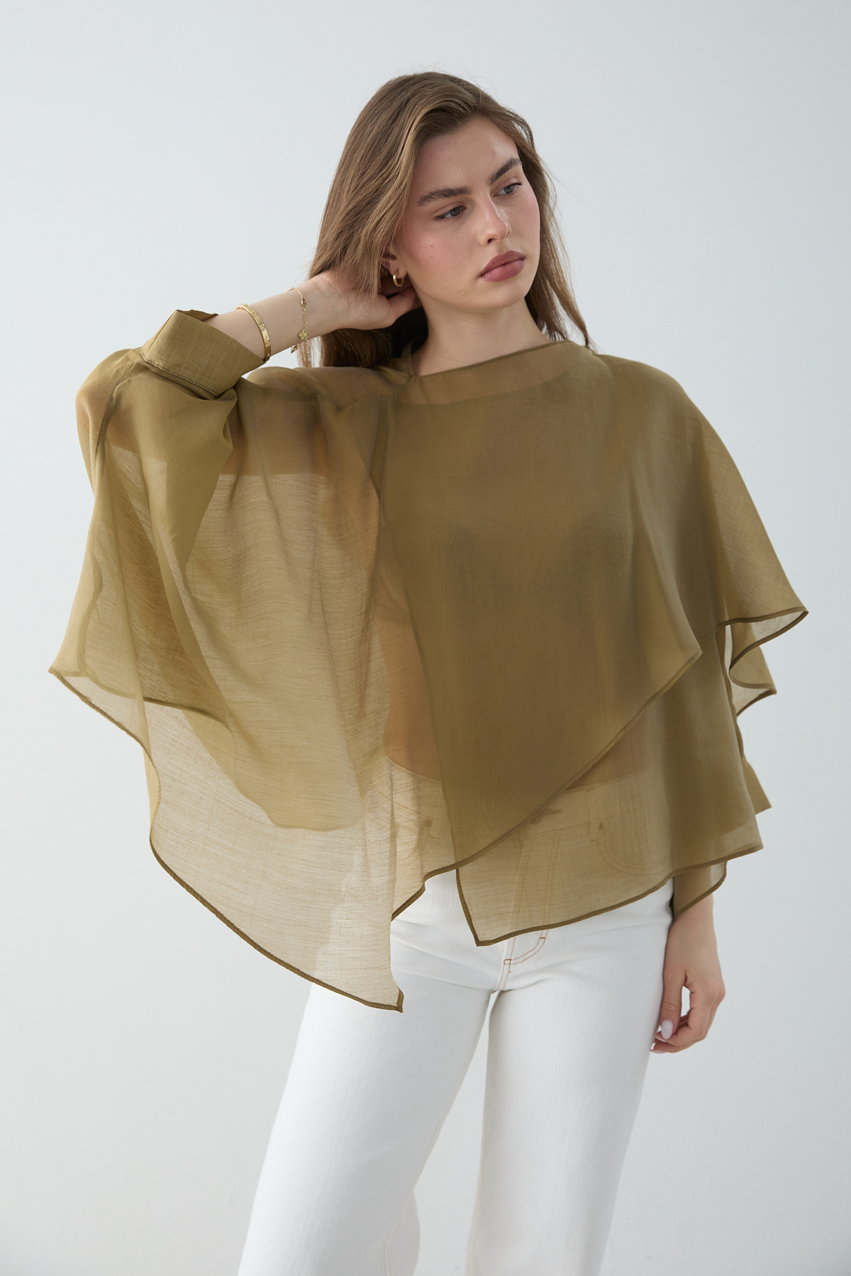 Trendyol Collection بلوزة منسوجة واسعة ورفيعة من الأمام باللون الأخضر TWOSS26...