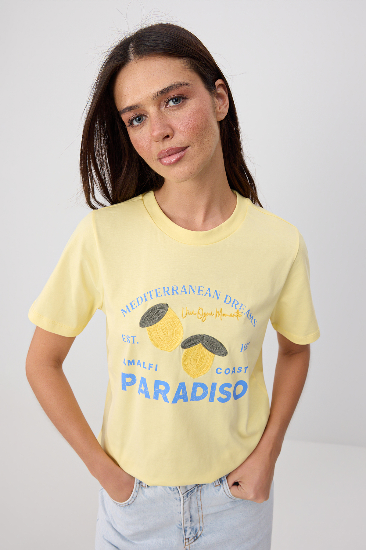 Trendyolmilla Açık Sarı Baskılı Regular/Normal Kalıp Bisiklet Yaka Örme T-Shirt TWOSS26TS00294