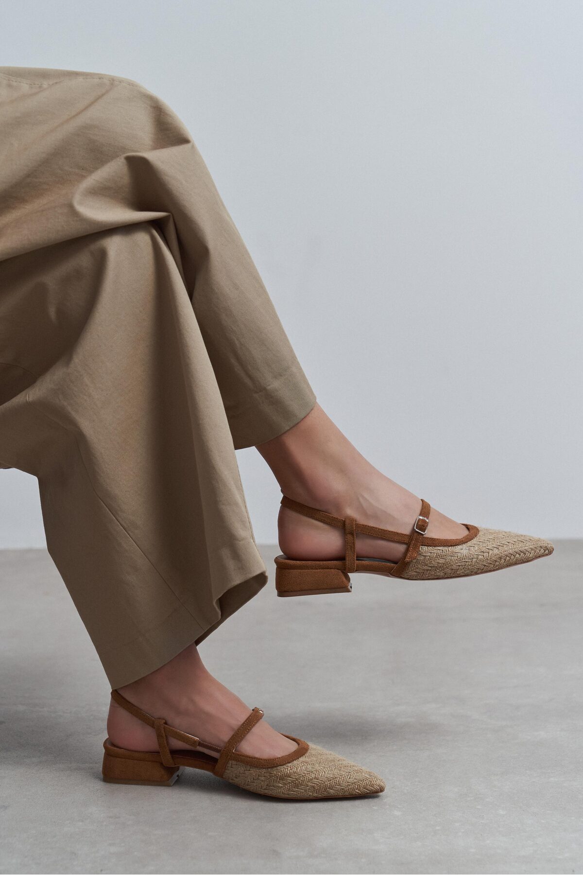 NİŞANTAŞI SHOES X-Harmony Hasır Taba Kemer Detay Sivri Burun Kısa Topuklu Kadın Babet görsel 3