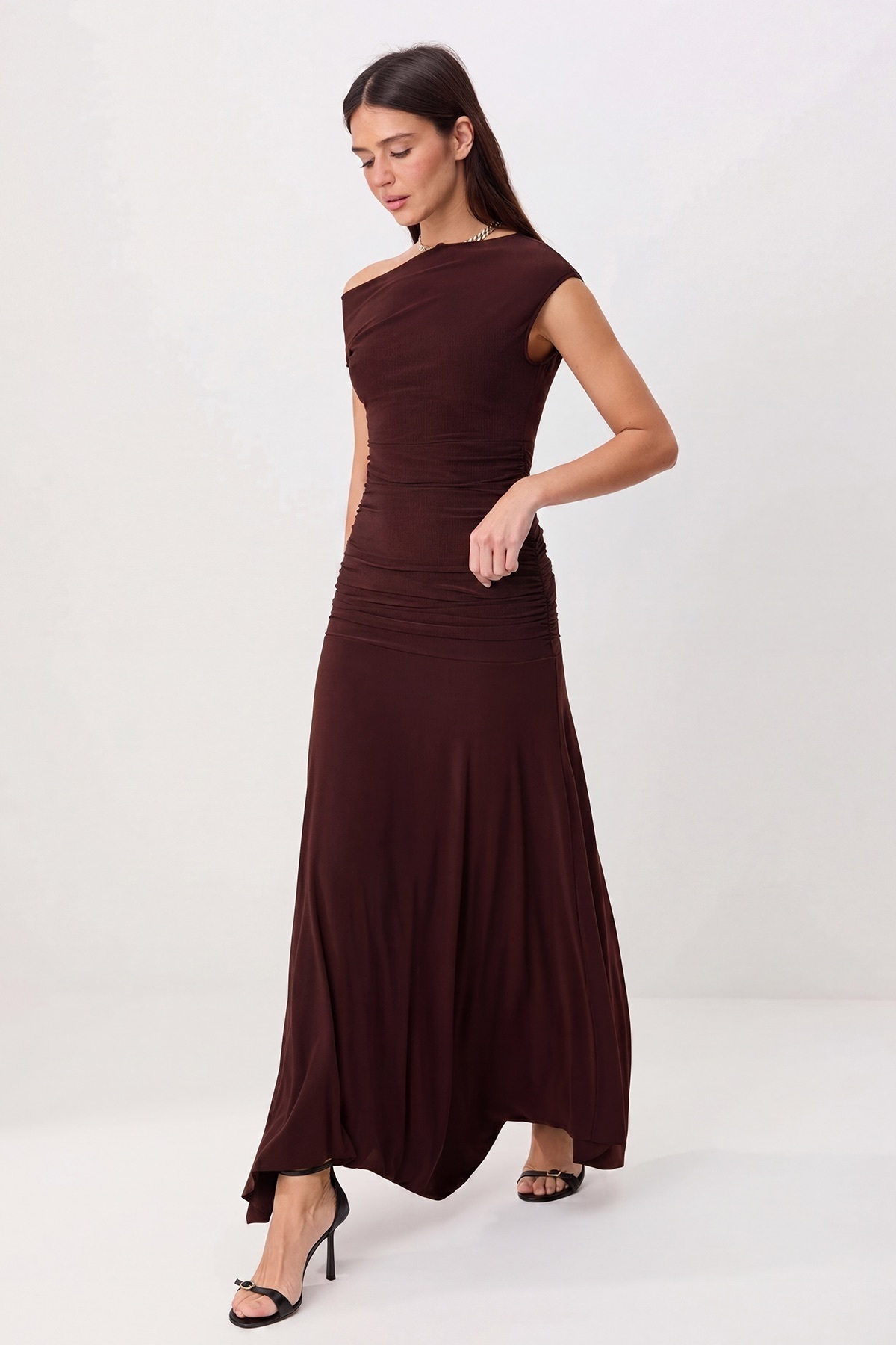 Trendyolmilla Kahverengi Düz Fitted/Vücuda Oturan Asimetrik Yaka Uzun Esnek Örme Alt - Üst Takım TWOSS26AU00159