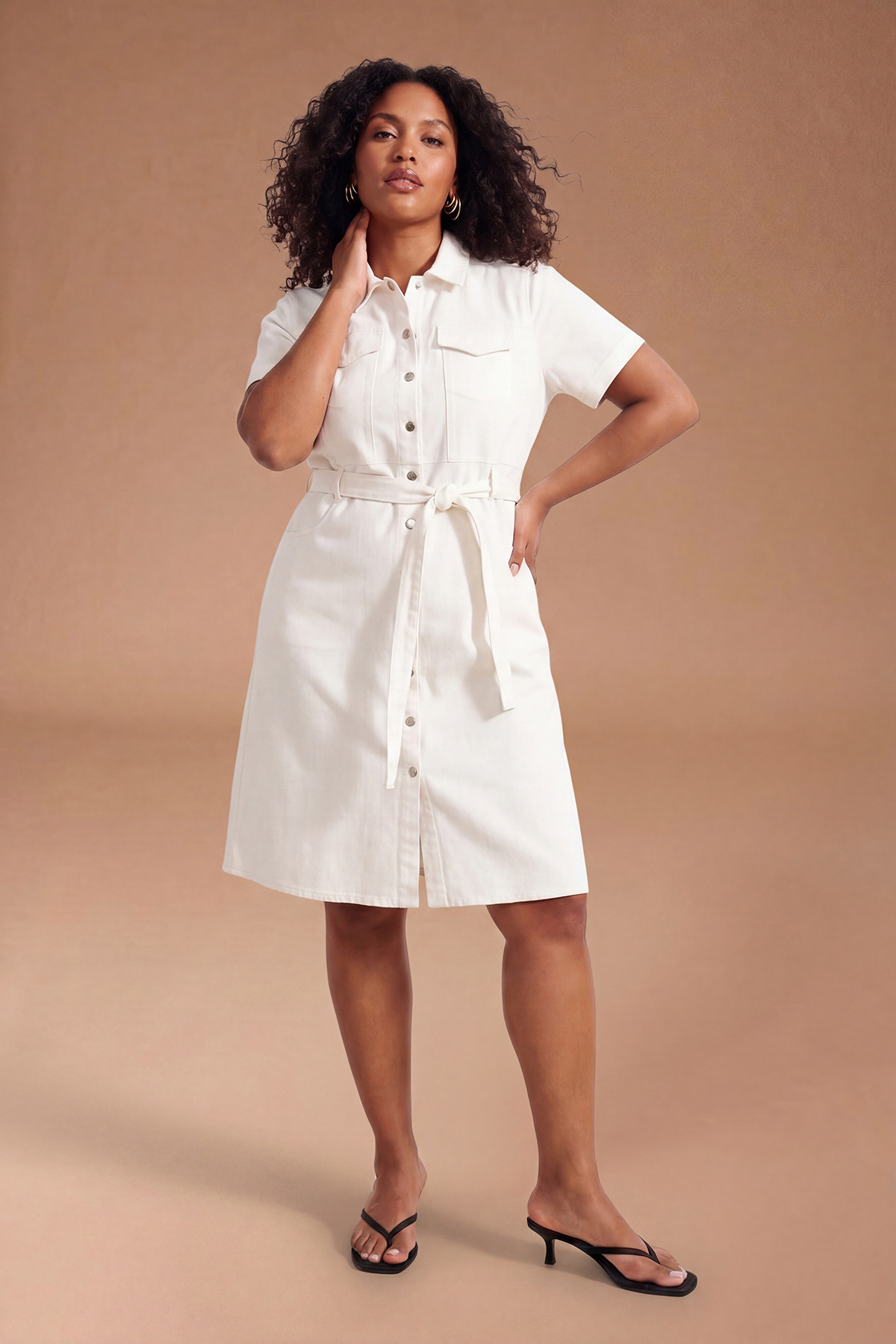 Trendyol Curve Ecru-Denimkleid mit Quasten am Saum, bequem/mittelstark dehnba...