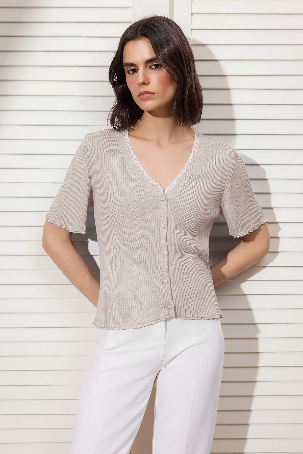 Trendyolmilla Taş V Yaka Dantel Detaylı Renk Bloklu Fitted İnce Triko Bluz TWOSS26BZ00292