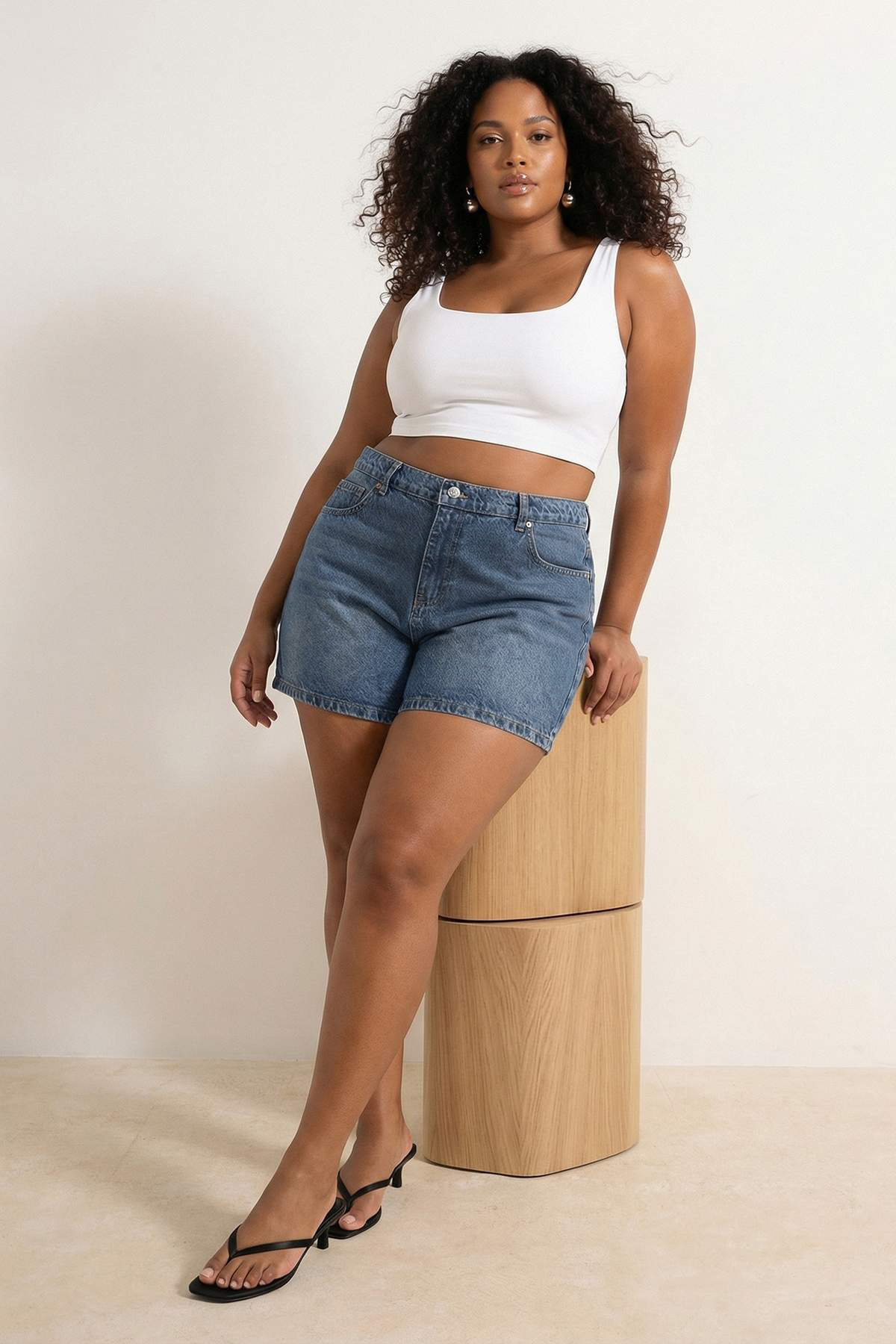 Trendyolmilla Curve Mavi Lastikli Yüksek Bel Mini %100 Pamuk Non-Stretch Büyük Beden Denim Şort TBBSS26AP00009