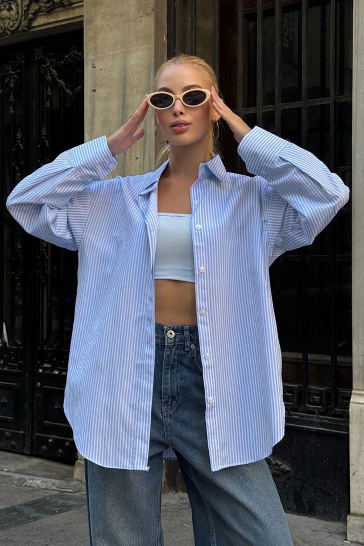 Trend Alaçatı Stili  Mavi Oval Kesim Çizgili Oversize Gömlek - Görsel 4