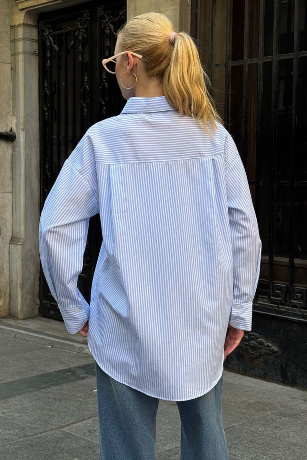 Trend Alaçatı Stili  Mavi Oval Kesim Çizgili Oversize Gömlek - Görsel 5