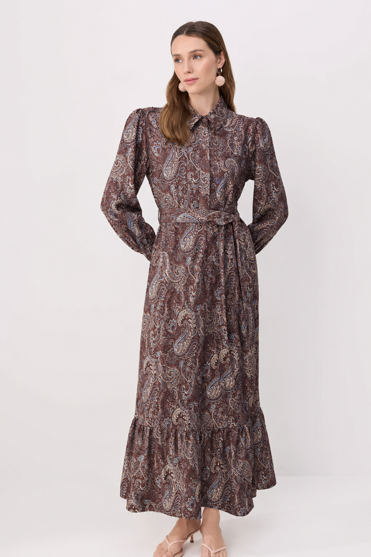 Trendyol Modest Braunes, seidiges Stoffkleid mit Ärmelbündchen und Schalmuste...