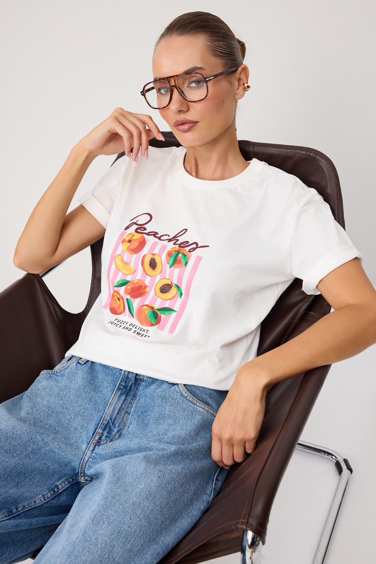Trendyolmilla Ekru Baskılı Oversize Bisiklet Yaka Standart Kol Kısa %100 Pamuk Örme T-Shirt TWOSS26TS00123