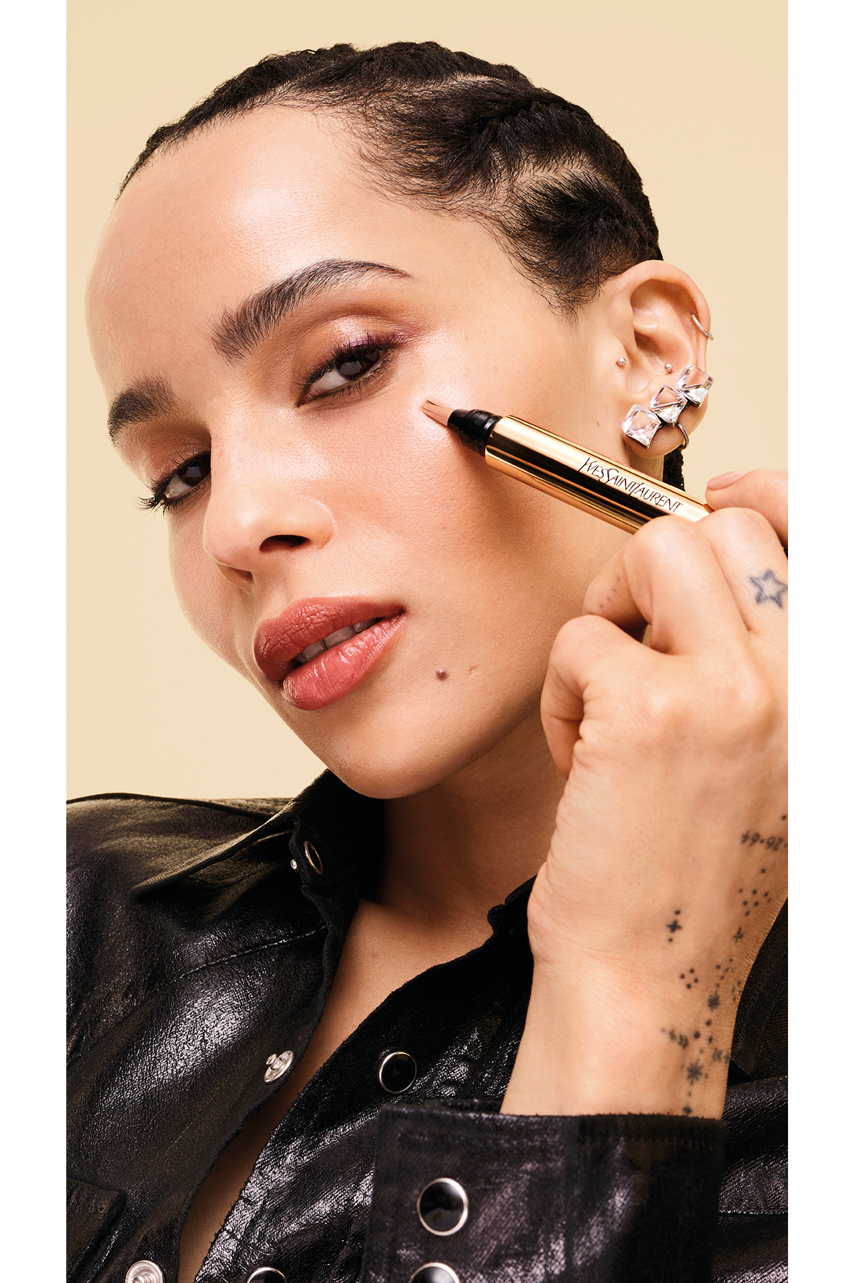 کرم پودر روشن کننده خواب 8 ساعته Touche Eclat Stylo شماره 2 - رنگ عاجی روشن کننده 3365440094352 — بژ L013XXXX — تصویر 3 از 6