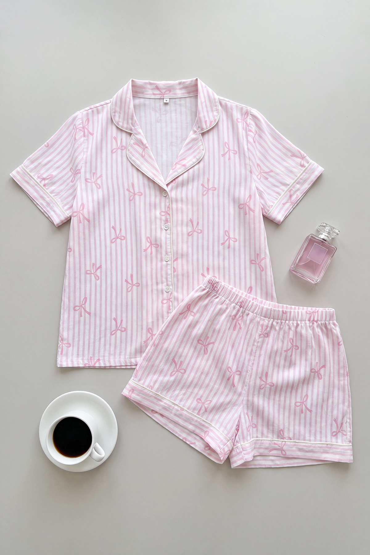 Trendyol Kollektion Rosa-mehrfarbiges Pyjama-Set aus gewebtem Stoff mit Schle...
