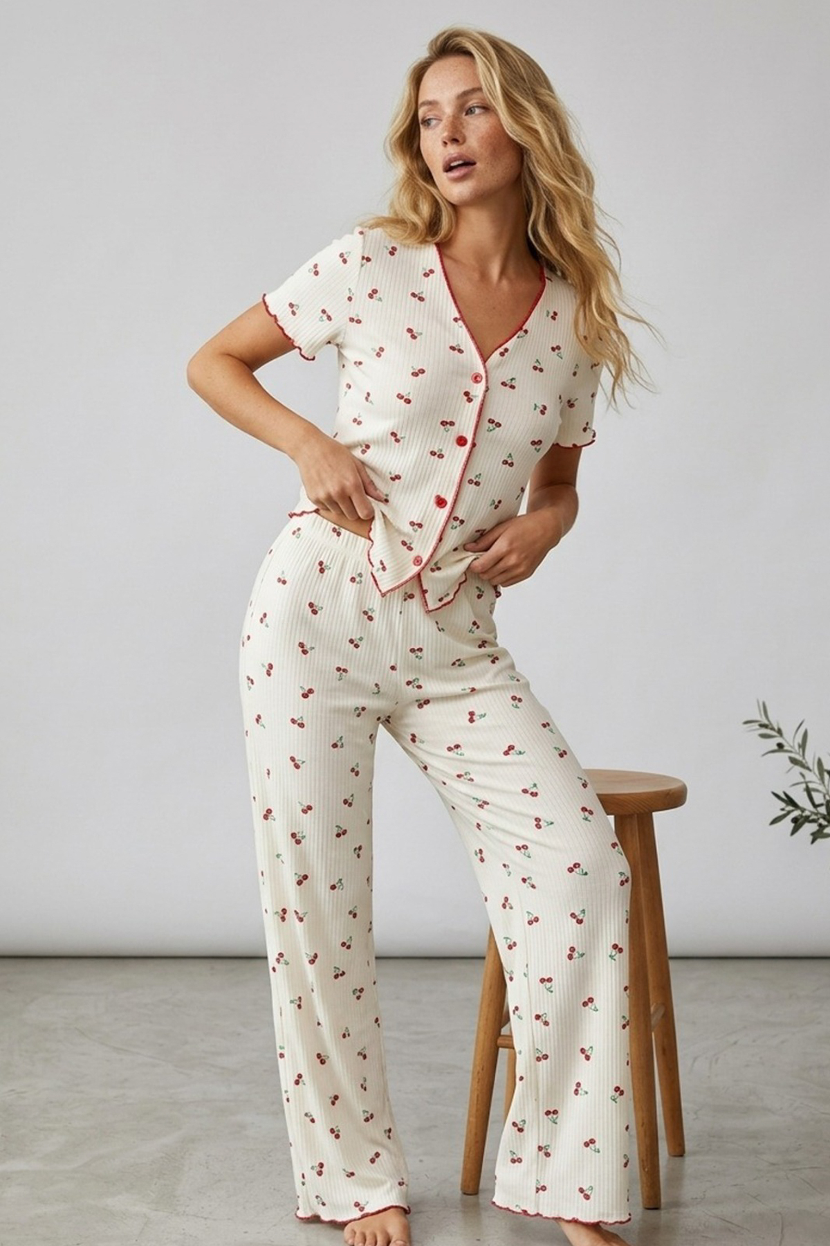 Trendyolmilla Ekru-Kırmızı Kirazlı Baby Overlok Detaylı Fitilli Örme Pijama Takımı THMAW27PT00109