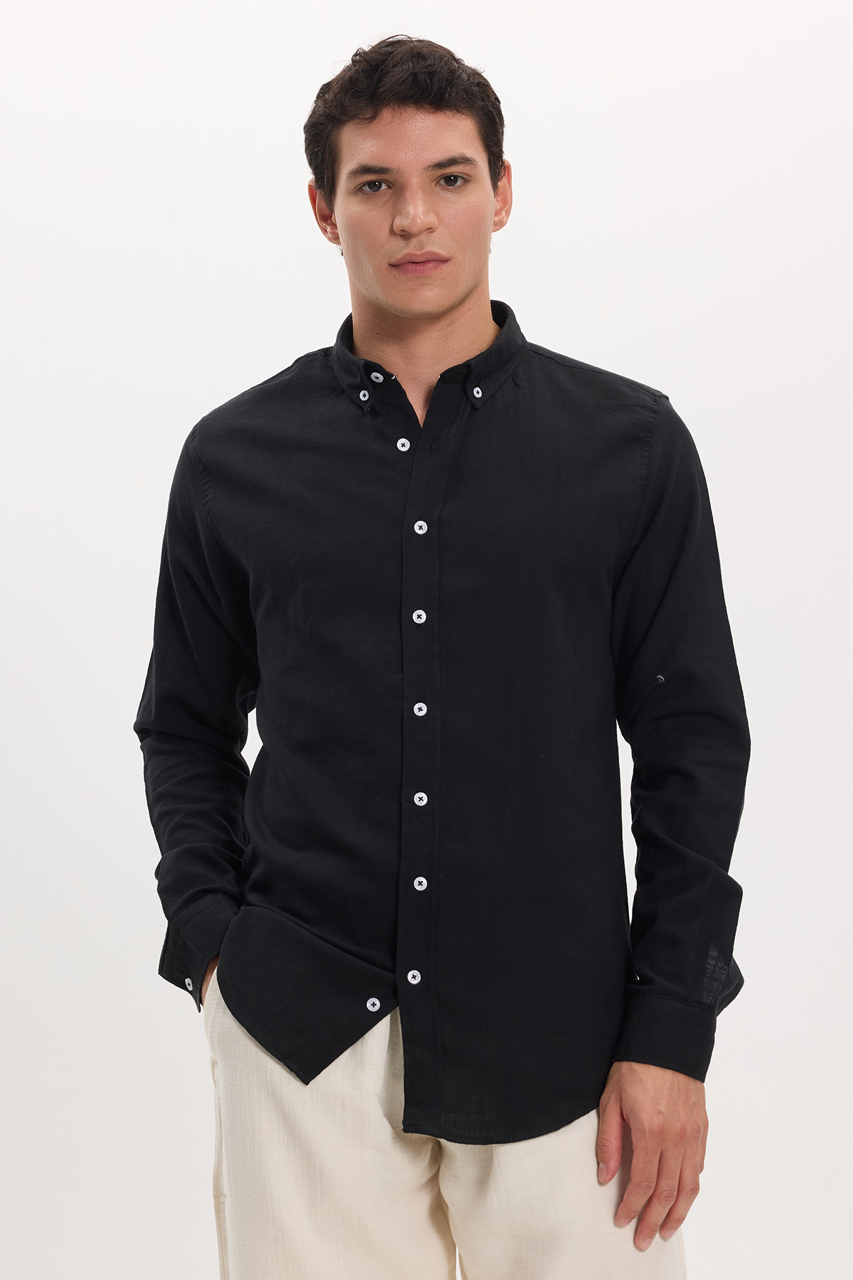 Tudors Erkek Slim Fit Dar Kesim %100 Pamuk Keten Doku Düğmeli Yaka Siyah Gömlek — مشکی DR230024-100