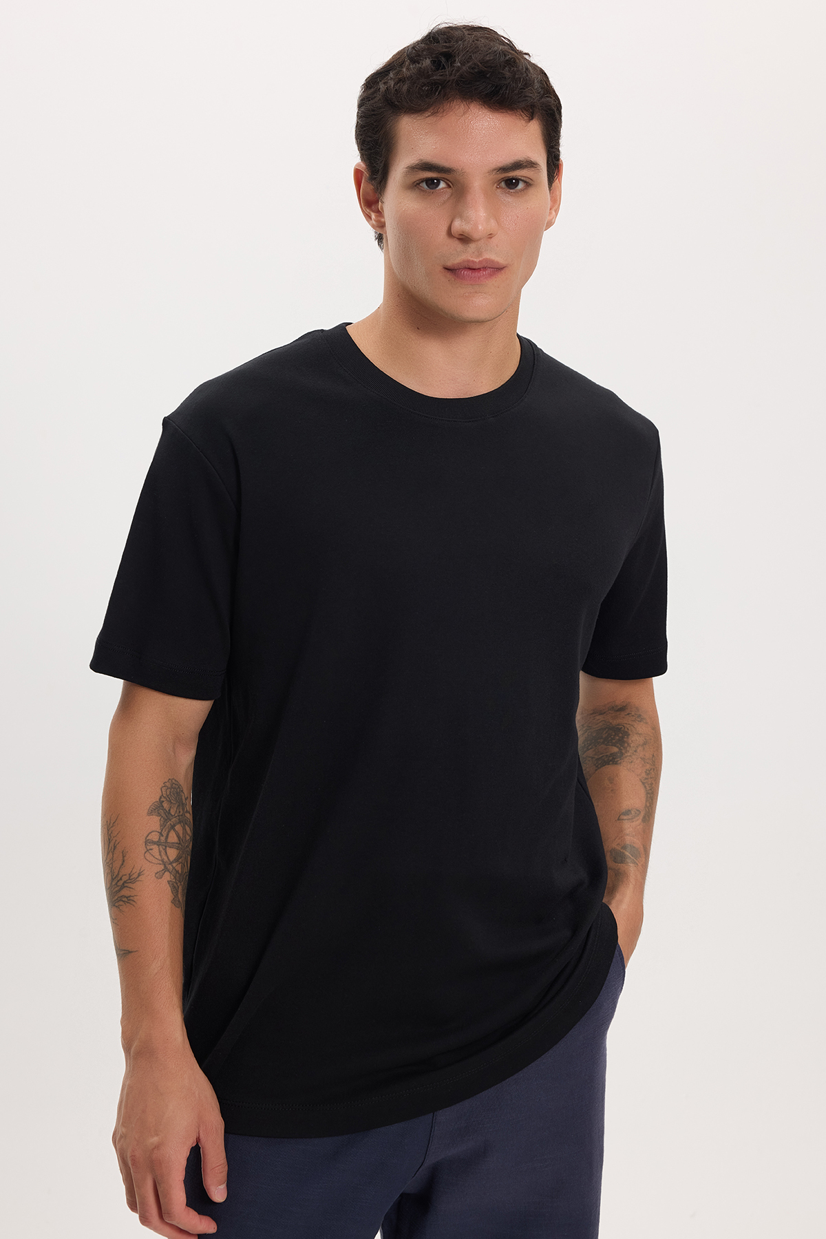 Tudors Unisex Relax Fit Rahat Kesim %100 Pamuk Yumuşak Dokulu Hafif Kalın Basic Bisiklet Yaka Siyah Tişört