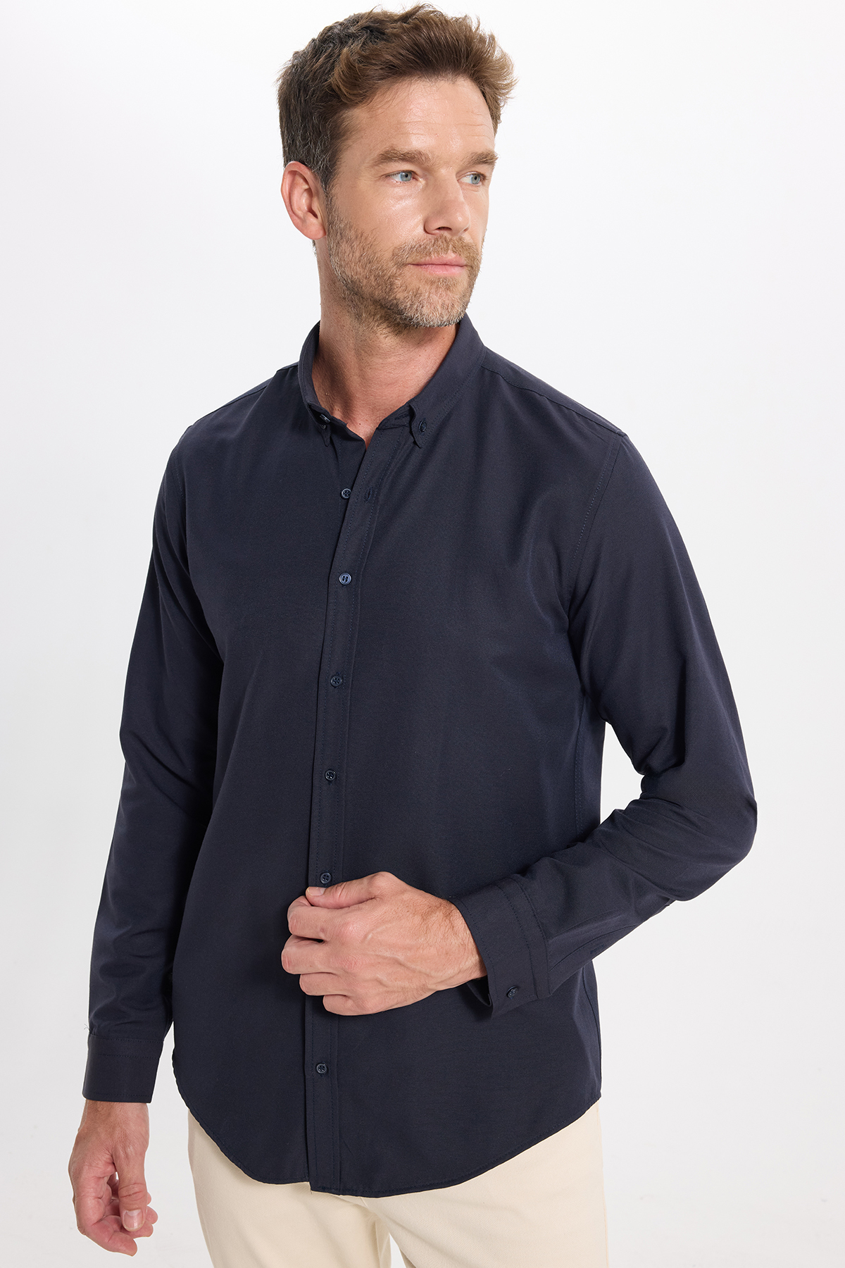 Tudors Erkek Slim Fit Dar Kesim Uzun Kollu Pamuklu Oxford Doku Kolay Ütülenebilir Lacivert Düğmeli Yaka Gömlek görsel 3