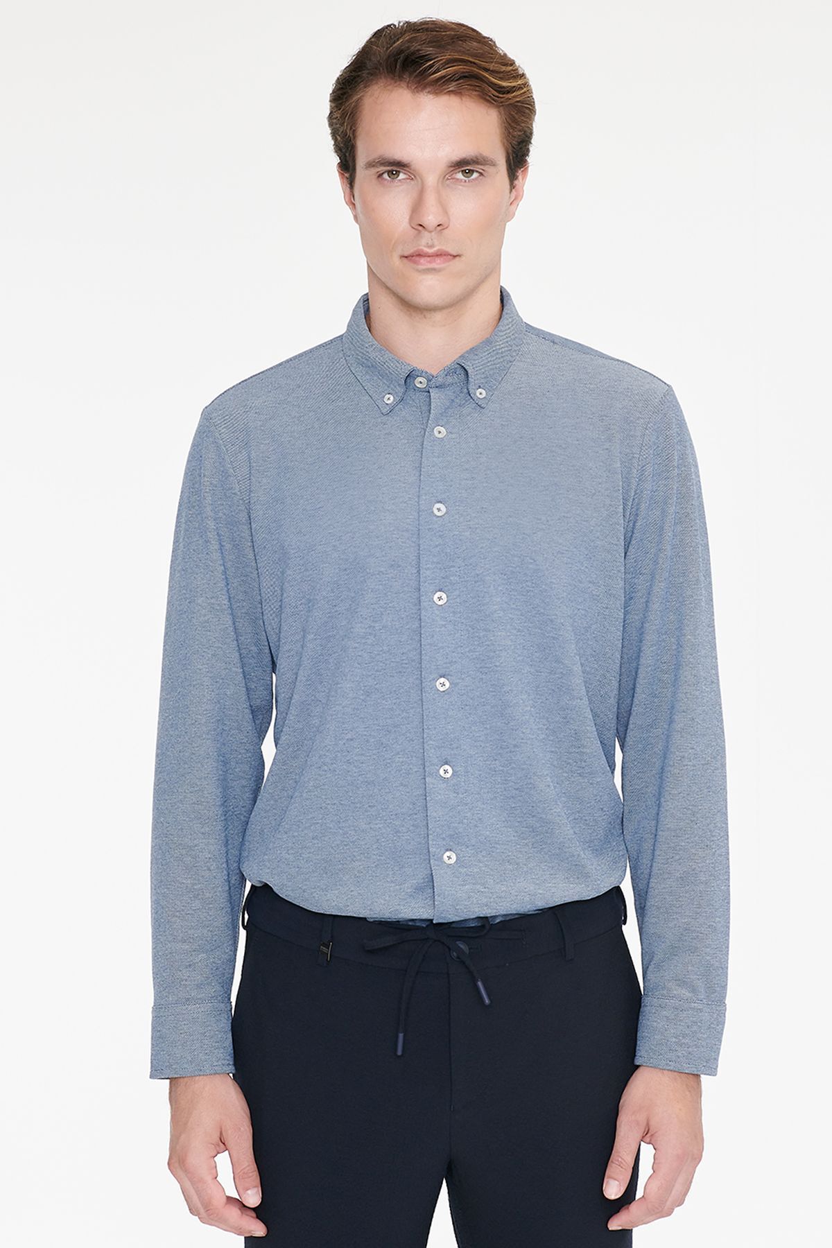 AC&Co / Altınyıldız Classics Erkek İndigo Pamuklu Tailored Slim Fit Dar Kesim Düğmeli Yaka Örme Gömlek