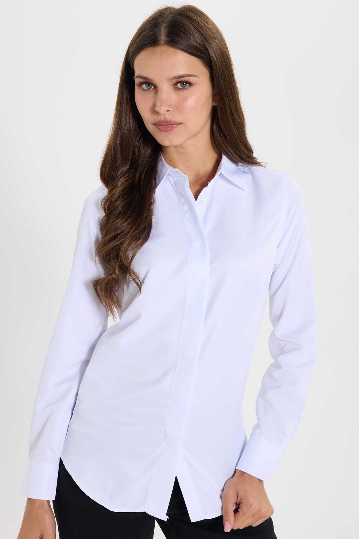 Kadın Slim Fit Dar Kesim Vücuda Oturan Uzun Kollu Gizli Düğme Detaylı Beyaz Basic Gömlek
