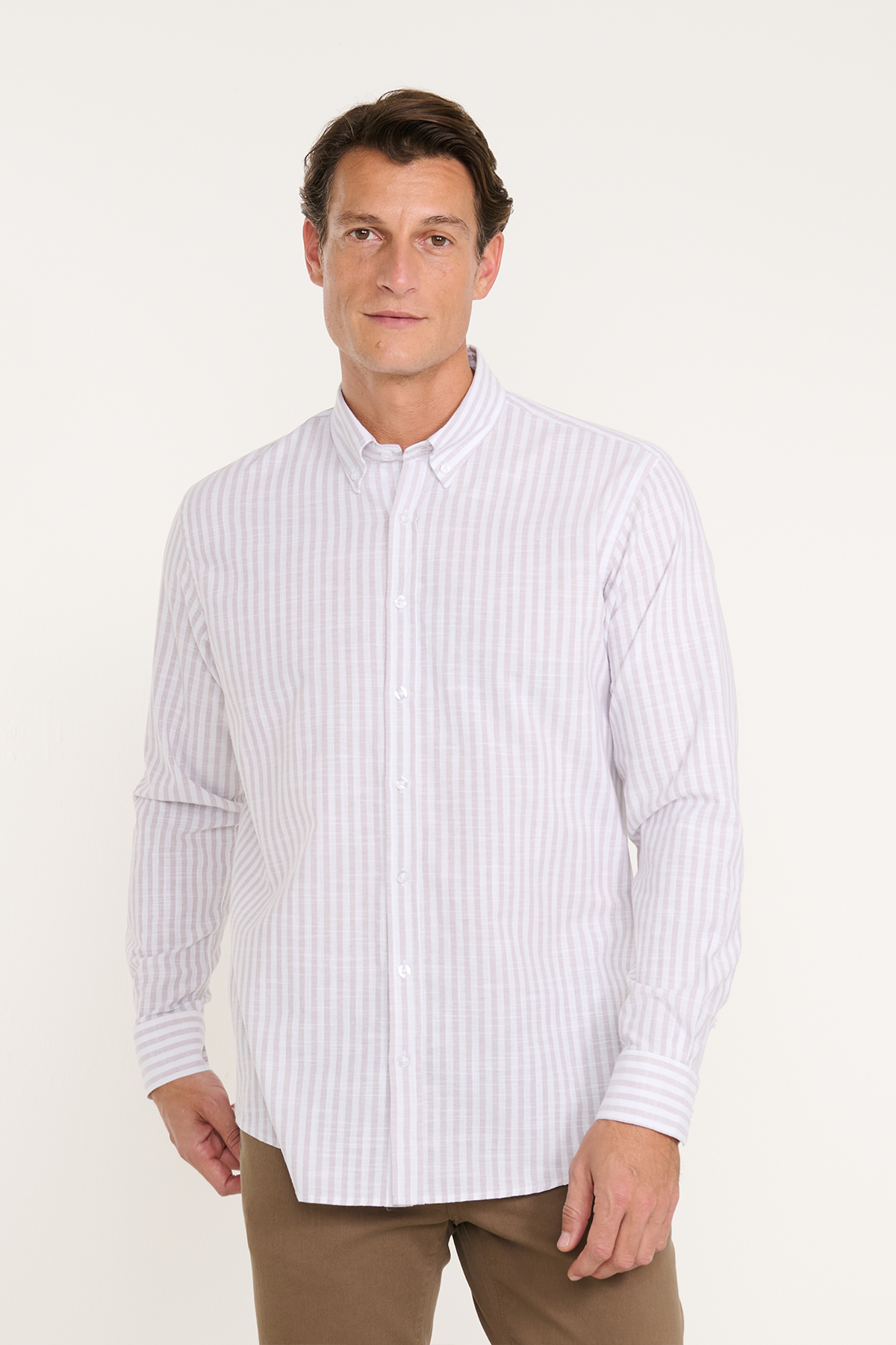 AC&Co / Altınyıldız Classics Erkek Gri-Beyaz %100 Pamuk Comfort Fit Rahat Kesim Düğmeli Yaka Çizgili Gömlek — خاکستری ETE020252552