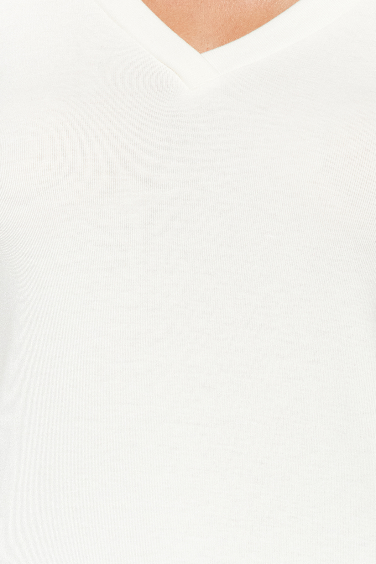 Trendyol Collection Dopasowana, elastyczna bluzka z dzianiny Premium w kolorze ecru Premium z dekoltem w kształcie litery V TWOAW24BZ00050