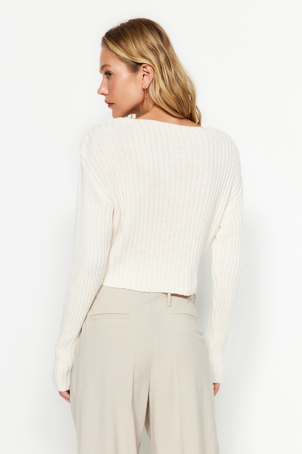 Trendyolmilla  Ekru Crop Basic V Yaka Triko Kazak TWOAW24KZ01214 - Görsel 6