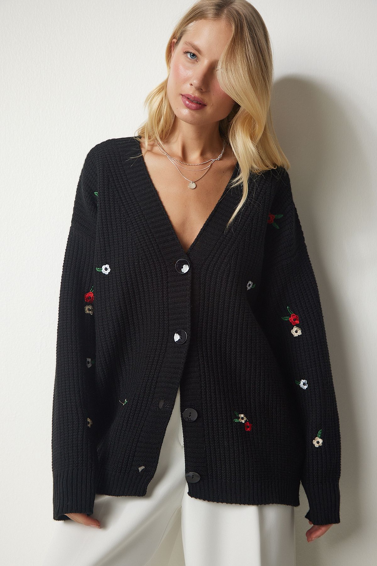 Happiness İstanbul-Schwarze Strickjacke mit Blumenstickerei und Knöpfen für Damen KG00004 2