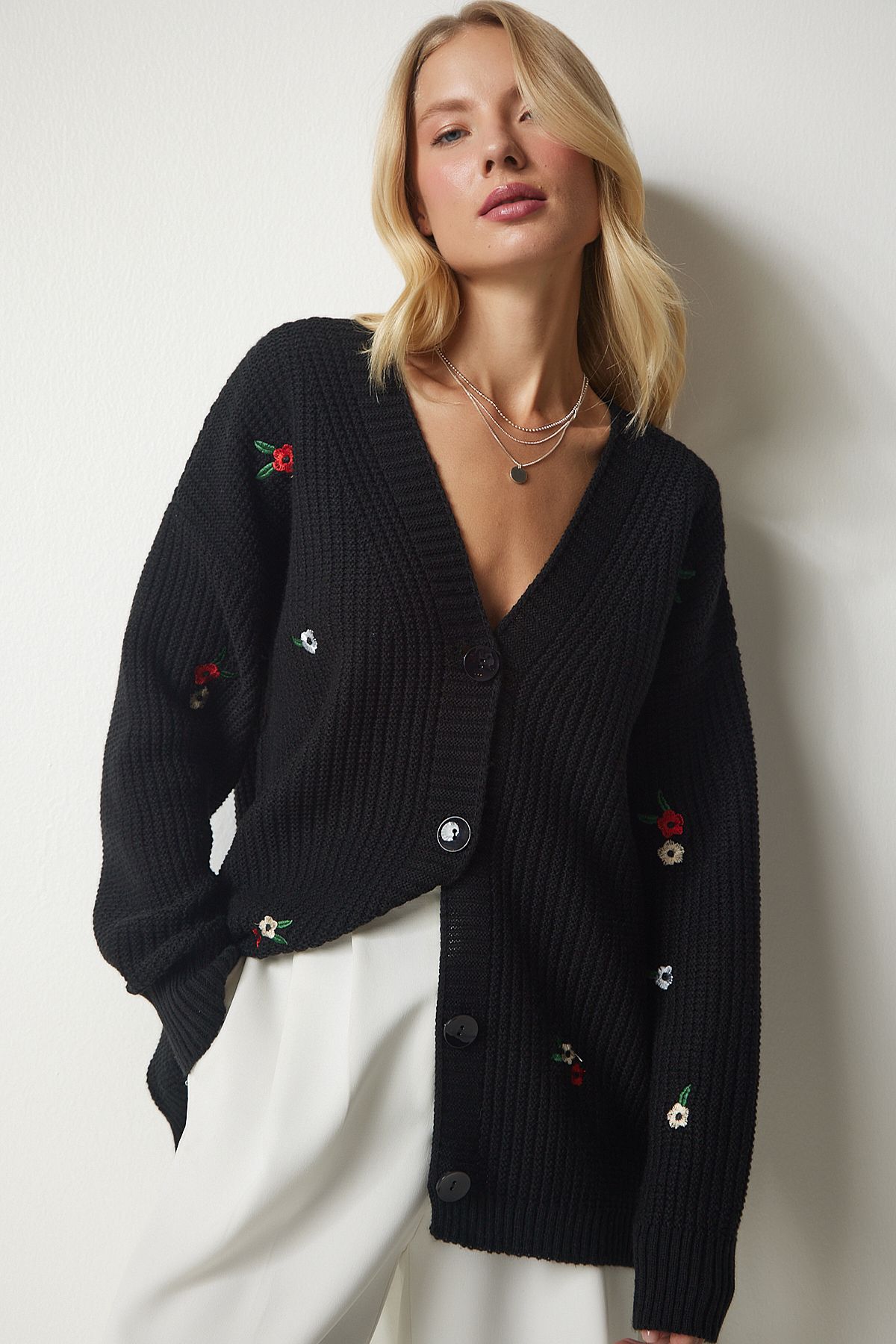 Happiness İstanbul-Schwarze Strickjacke mit Blumenstickerei und Knöpfen für Damen KG00004 3