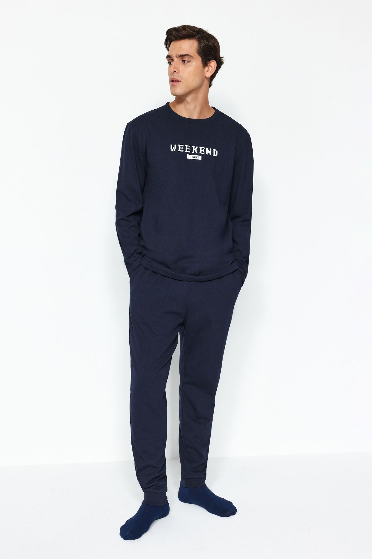 Trendyol Collection-Темно-синій піжамний комплект з принтом Orme Regular Fit TMNAW24PT00037 1