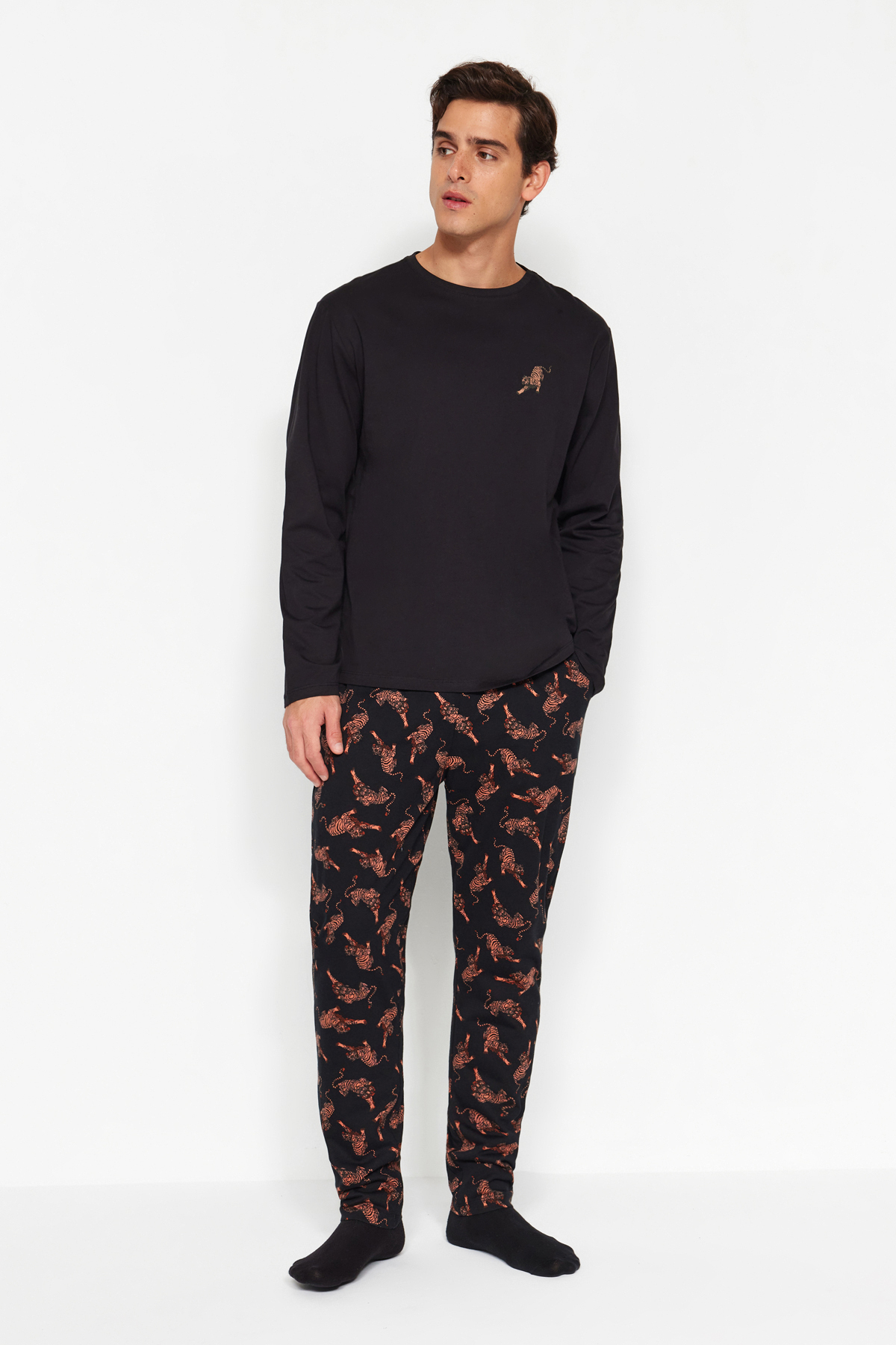 Trendyolmilla Man Siyah Regular Fit Baskılı Örme %100 Pamuk Pijama Takımı TMNAW24PT00010