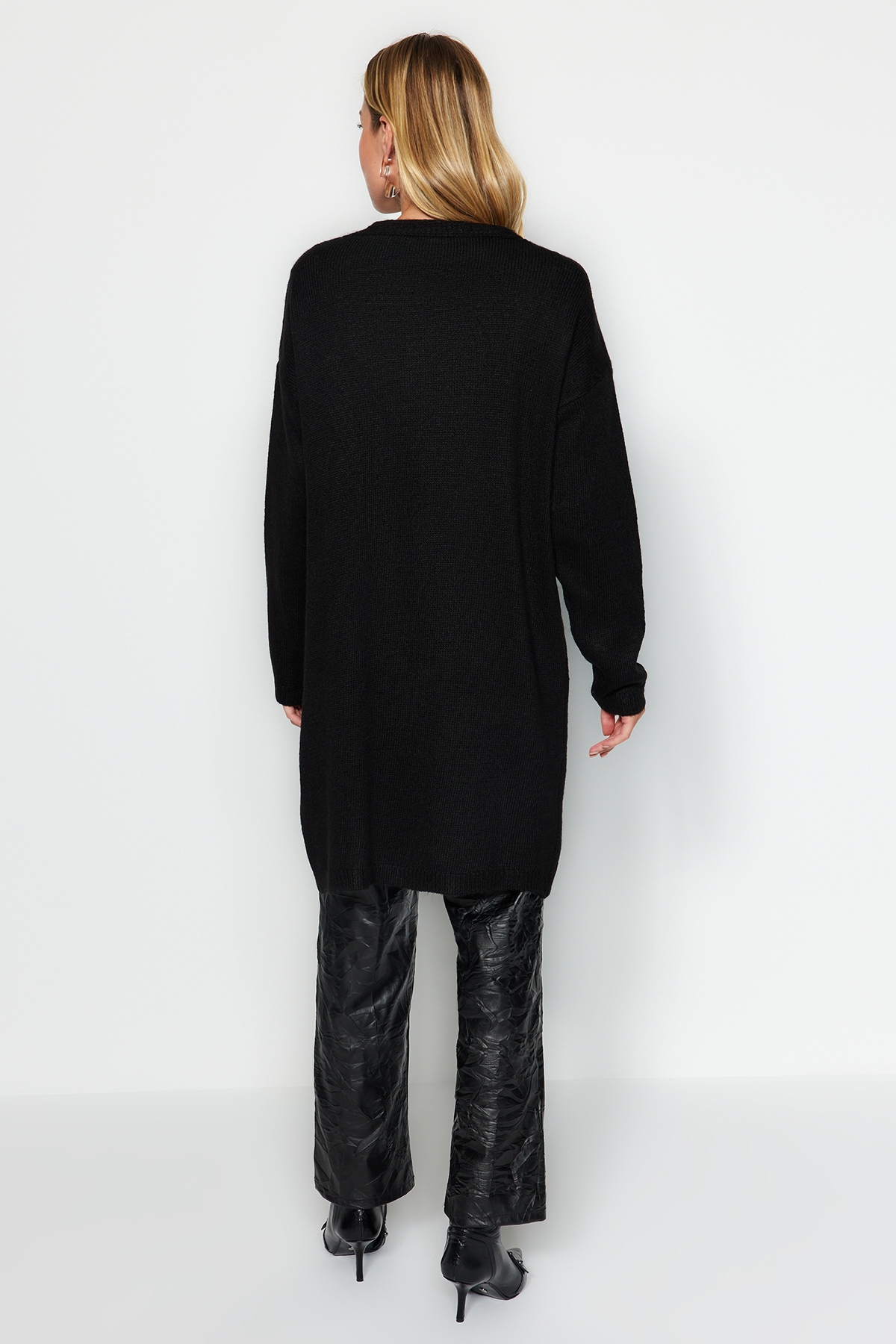 Trendyolmilla  Siyah Yumuşak Dokulu Cep Detaylı Triko Hırka TWOAW24HI00381 - Görsel 4