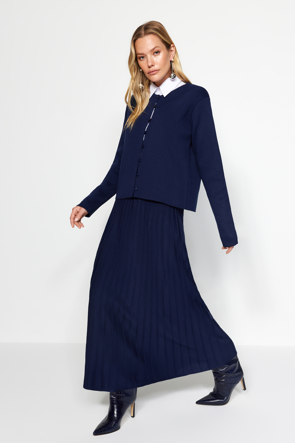 Trendyol Modest Granatowy dzianinowy kardigan i spódnica - komplet zapinany na guziki TCTAW24US00043