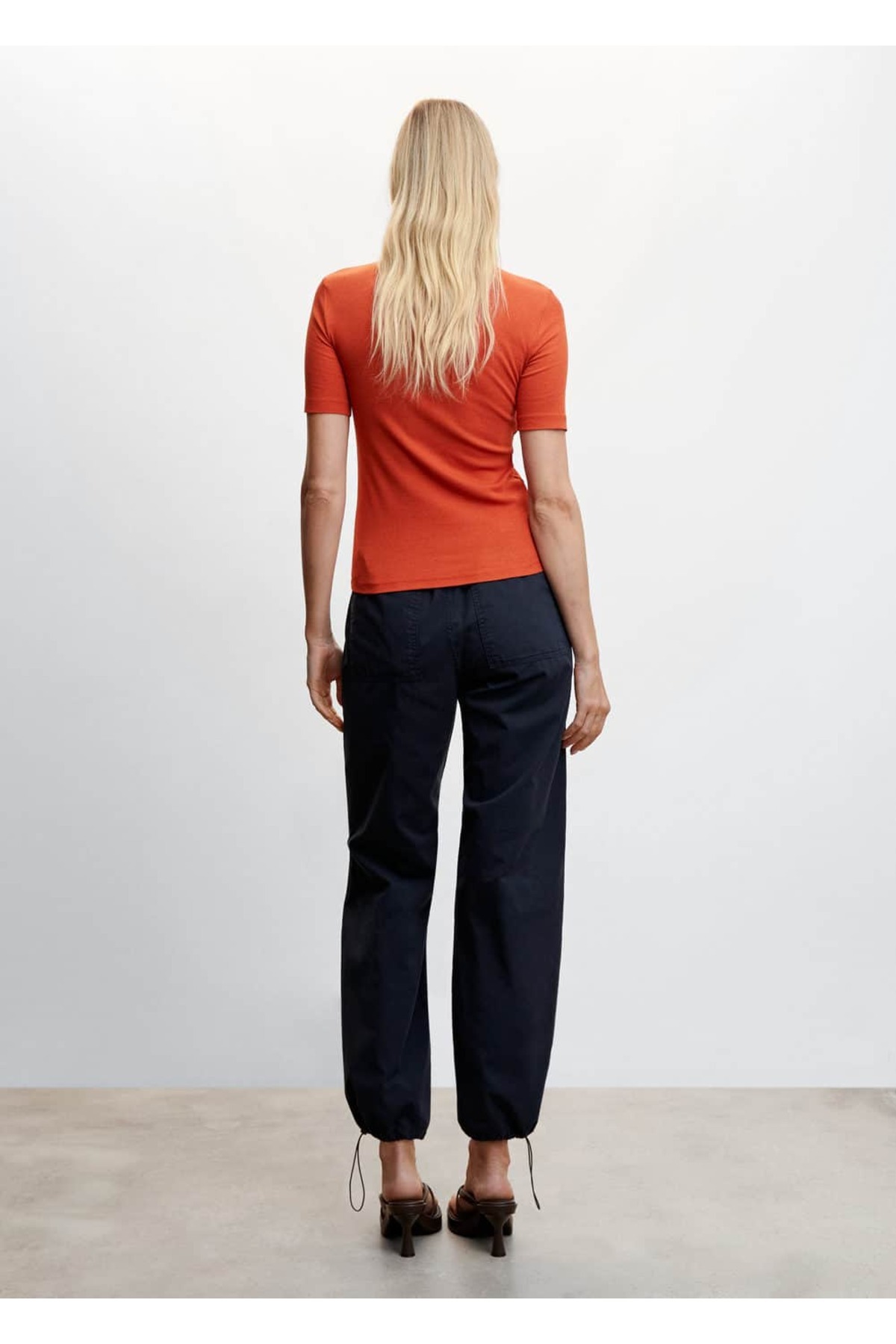 MANGO Woman-T-Shirt mit Rundhalsausschnitt und Tasche 4