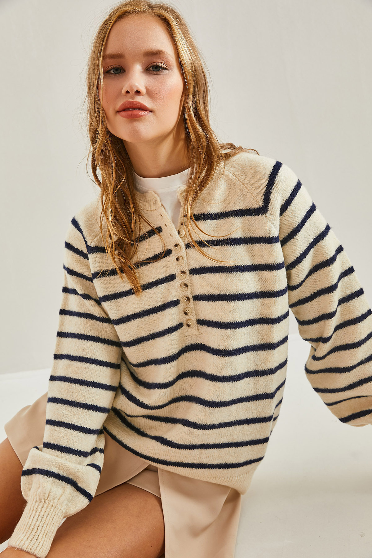 Bianco Lucci-Gestreifter Strickpullover mit Rollkragen und geknöpftem Kragen für Damen 5