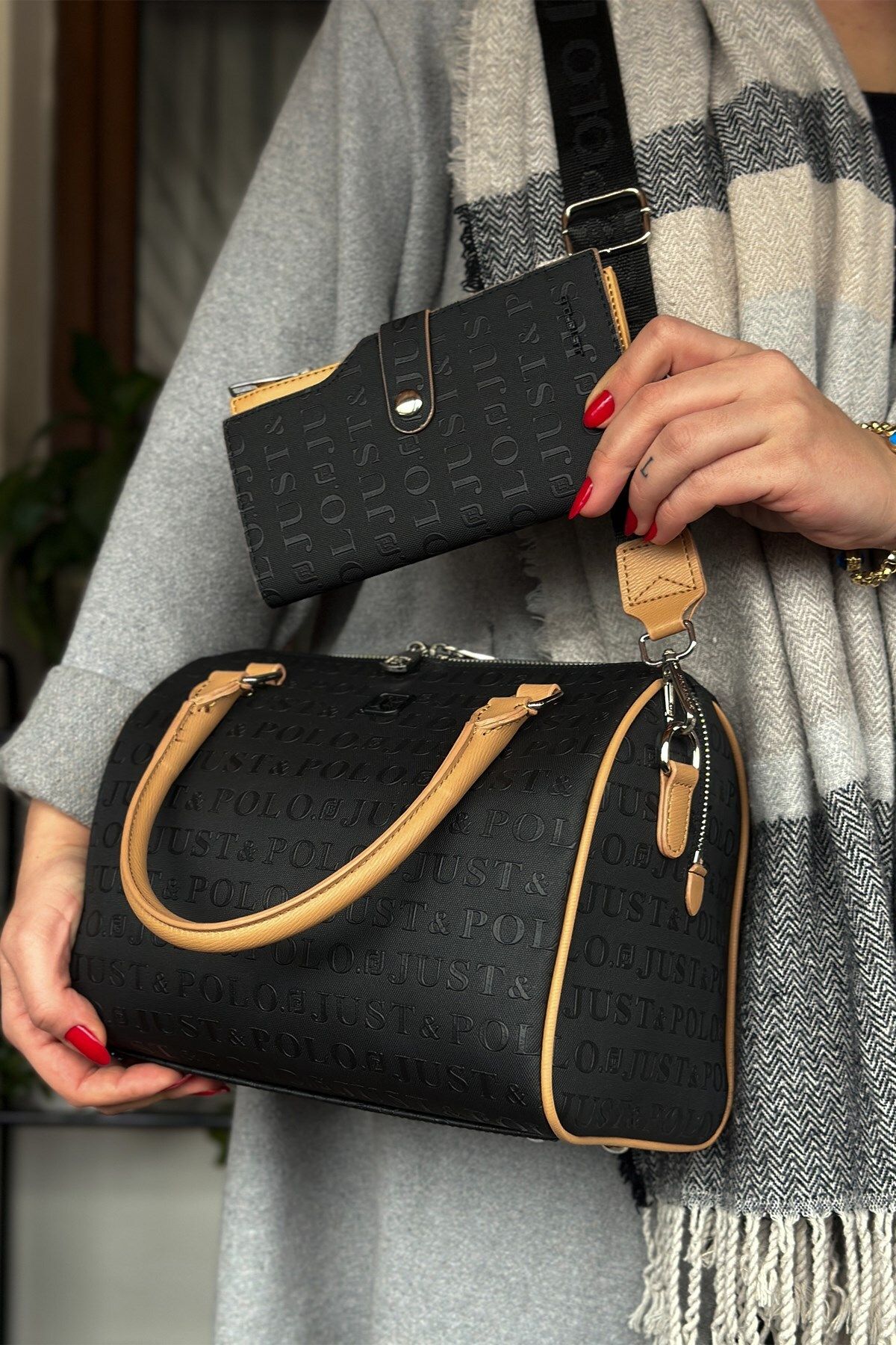 Shoulder bag store with thick strap