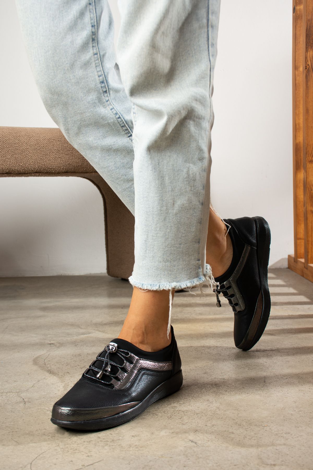 Black sports discount shoes for office