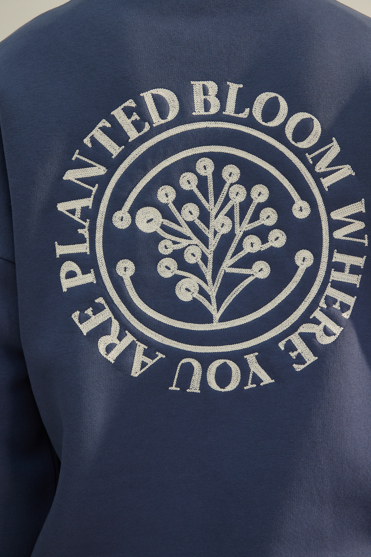 Trendyolmilla  Indigo Oversize/Geniş Kesim Çiçek Nakışlı İçi Polar/Sıcak Tutan Sweatshirt TMNAW24SW00012 - Görsel 8