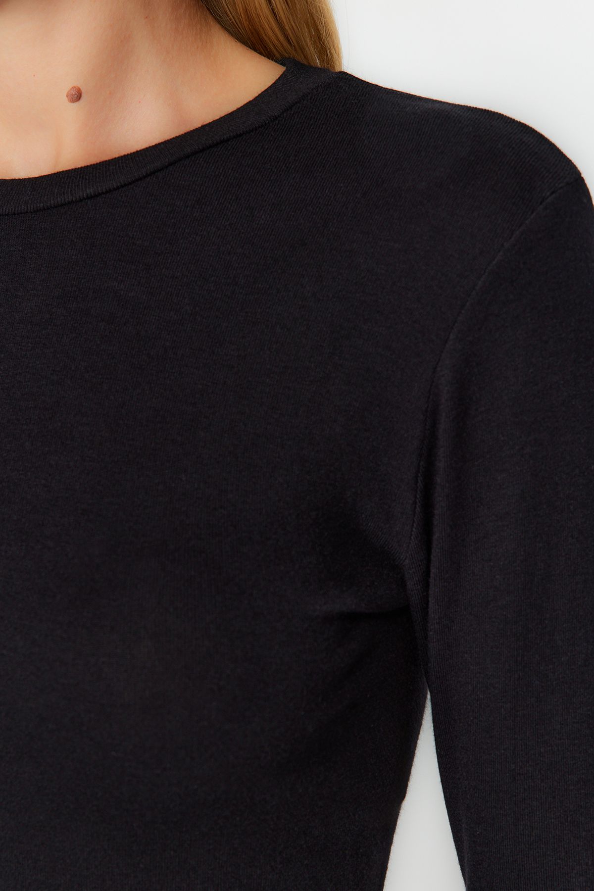 Trendyol Collection-Czarna elastyczna wiskoza - bluzka z okrągłym dekoltem TWOAW24BZ00116 5