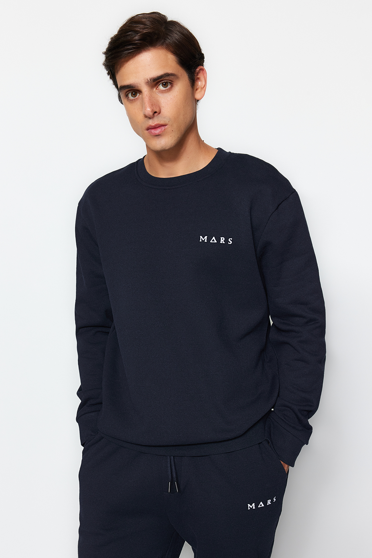 Trendyol Collection Sötétkék normál szabású, hímzett, kötött pizsama szett TMNAW24PT00040