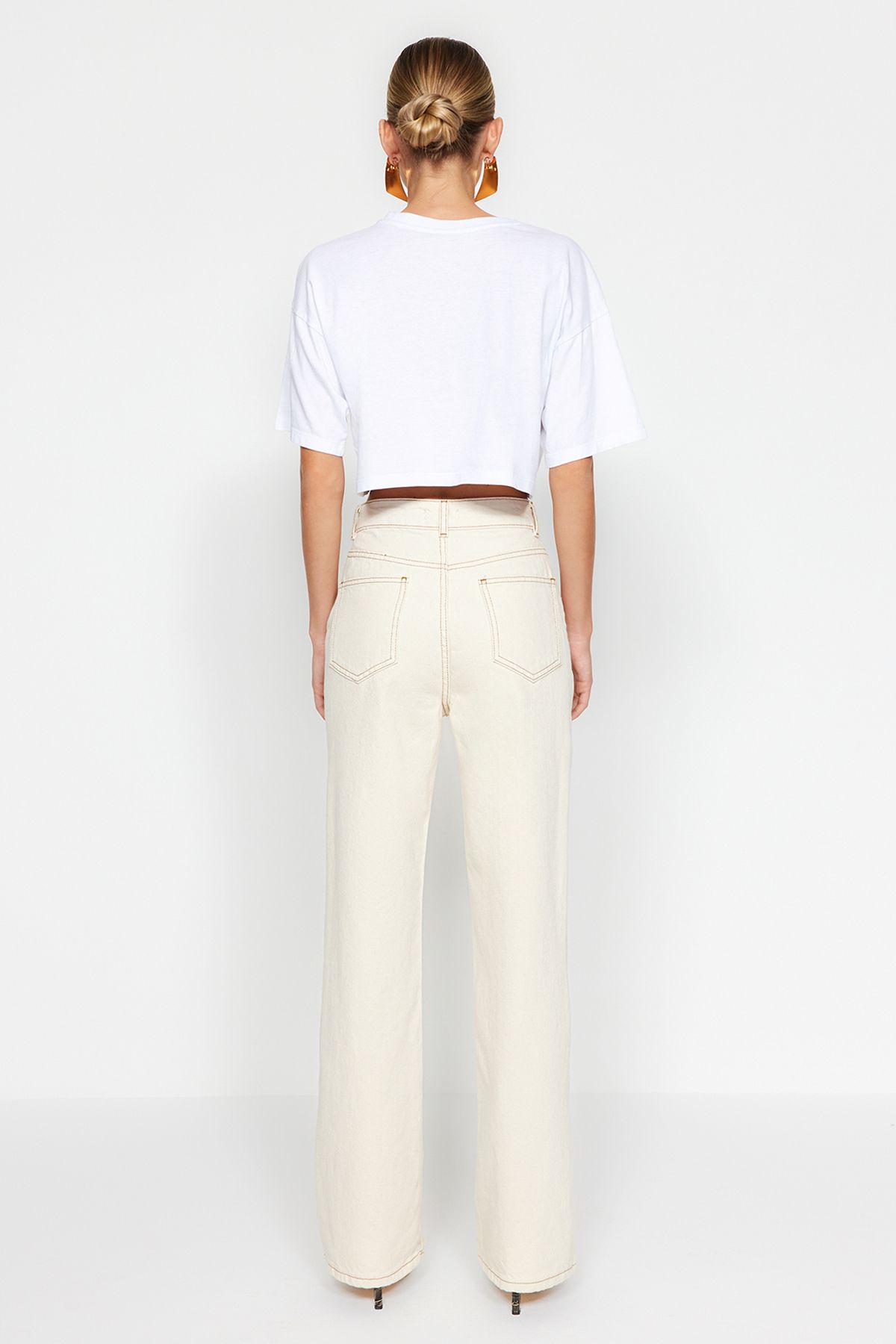 Trendyol Collection-Ecrufarbene Jeans mit hoher Taille und weitem Bein TWOAW24JE00274 6