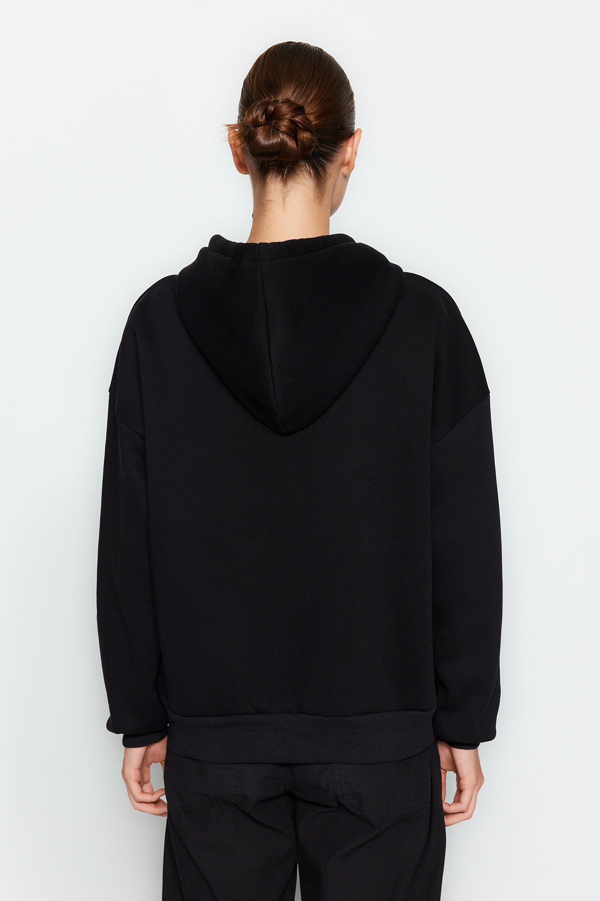 Trendyolmilla  Siyah Oversize/Rahat Kesim Basic Kapuşonlu Kalın İçi Polarlı Örme Sweatshirt TWOAW24SW00188 - Görsel 6