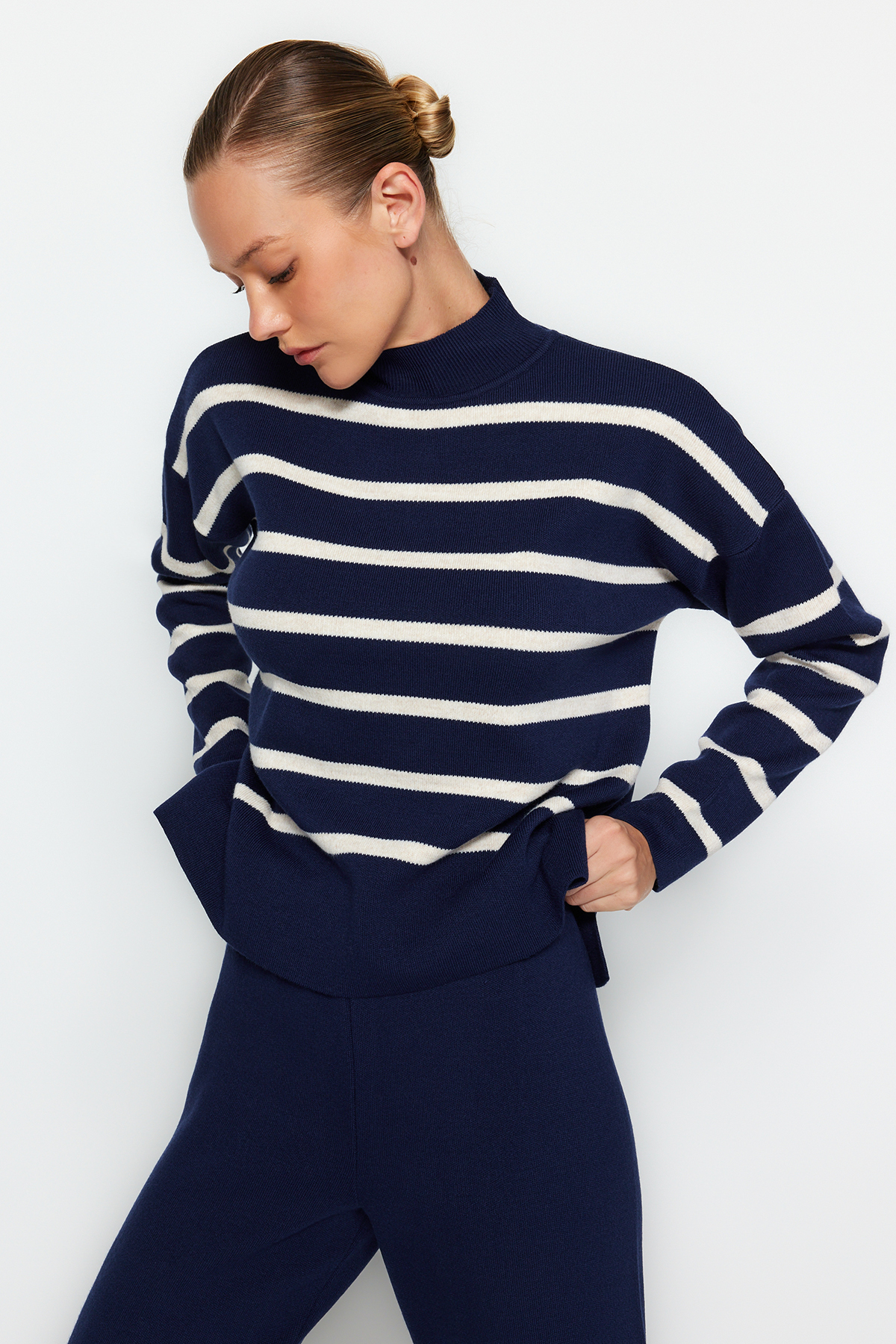 Trendyol Collection Sada proužkovaného úpletu v námořnické modré - spodní a horní TWOAW24AU00045