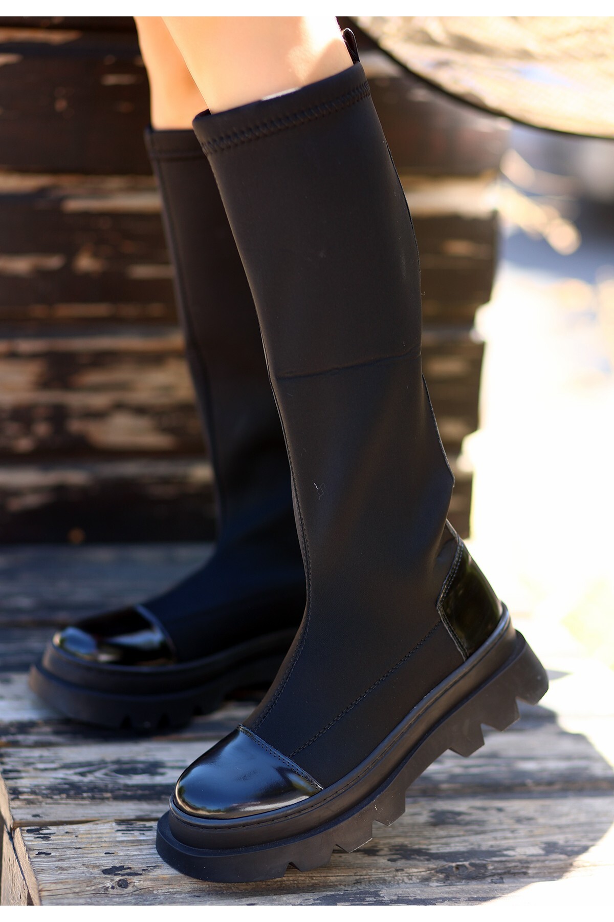 Monde Siyah Rugan Detaylı Streç Çizme