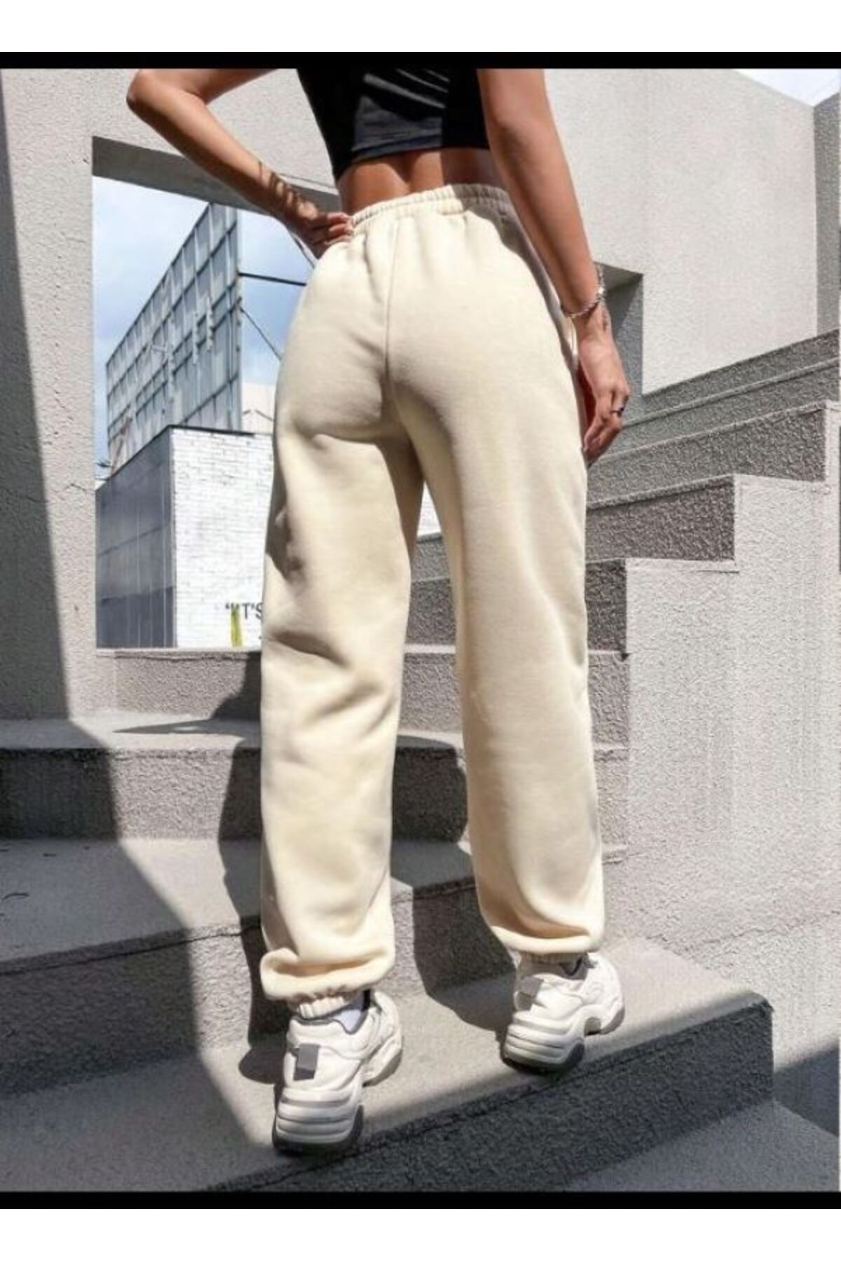 Beige best sale sweatpants outfit